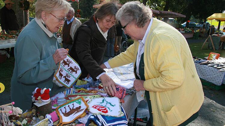 Der Strickstand aus Grafengehaig wr immer heiß umlagert, vor allem die handgemachten Topflappen mit den witzigen Elch-Motiven gingen weg wie warme Semmeln.