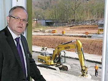 Vom Verwaltungsgebäude aus hat Stadtwerke-Chef Manfred Zimmer einen guten Blick auf die Baustelle. Der Nachteil: Die Vibrationen durch das Verdichten des Untergrundes sind deutlich zu spüren.