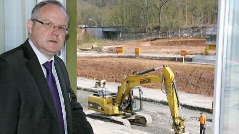 Vom Verwaltungsgebäude aus hat Stadtwerke-Chef Manfred Zimmer einen guten Blick auf die Baustelle. Der Nachteil: Die Vibrationen durch das Verdichten des Untergrundes sind deutlich zu spüren.
