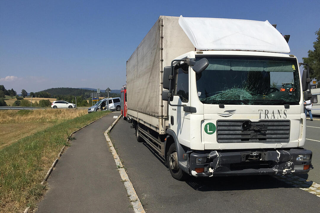 Lkw kracht in abbiegenden Familienwagen - Vier Verletzte