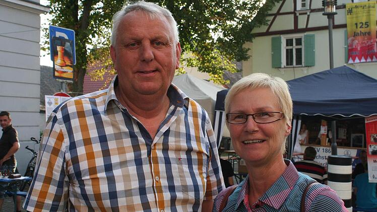 Maria und Peter Schmitt aus Höchstadt: "Wir kommen wegen der Geselligkeit und Unterhaltung zum Altstadtfest. Das Ambiente gefällt uns und das Angebot ist sehr reichlich." "Was mir fehlt, ist ein bisschen mehr traditionelle Musik", sagt Maria Schmitt.  Foto: Evi Seeger