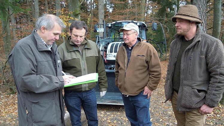 Gutachter Christian Müller-Wirth (von links) und Peter Reuter besprechen mit Erwin und Michael Belz den Tathergang. Im Hintergrund ein gerissenes Tier. Foto: Julia Raab