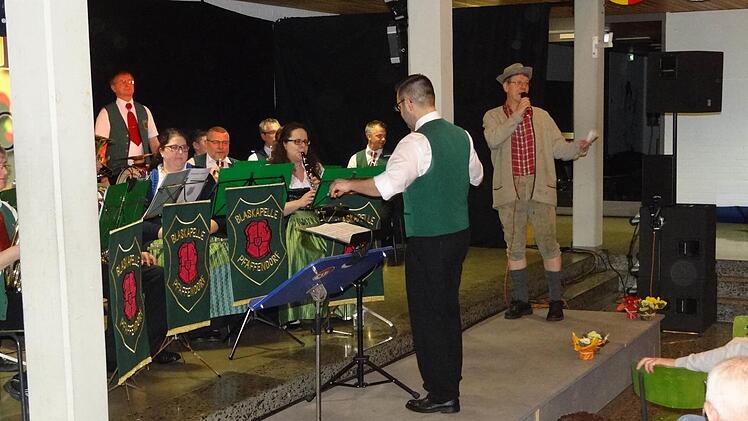 Da ließ es der Wildschütz krachen: Auch Pater Alfons Blüml wirkt als Sänger und am Tenorhorn bei der Blaskapelle Pfaffendorf mit.