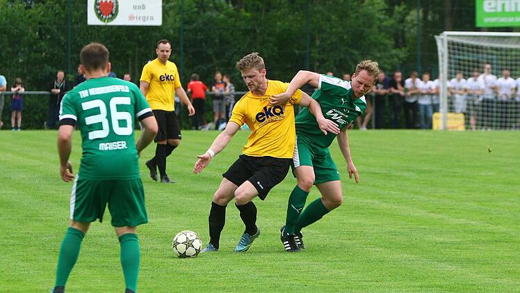 Der Stadtsteinacher Michael Hamacher gegen Gregor Opfermann (rechts). Foto: Monika Limmer