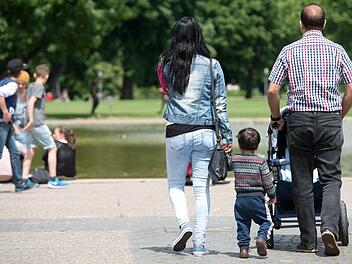 Bundesfamilienministerin Manuela Schwesig will Eltern mit einem neuen Familiengeld von 300 Euro monatlich die Vereinbarkeit von Kindern und Beruf erleichtern.  Foto: Sebastian Kahnert, dpa