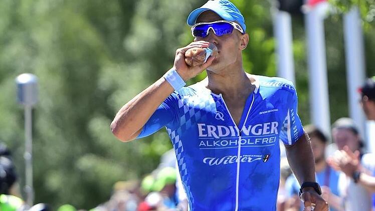 Die "vierte Disziplin" beim Triathlon ist die Ernährung. Auch dabei machte der Michelauer Andreas Dreitz alles richtig. Am Ende wurde der 29-Jährige Zweiter.  Foto: Imago/Wolfgang Zink