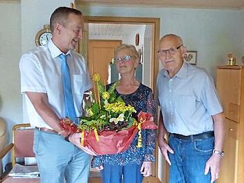 CSU-Fraktionsvorsitzender Udo Schönfelder (l.) gratuliert dem Jubelpaar Gisela und Karl Müller.  Foto: Pauline Lindner