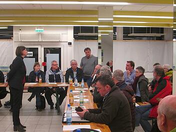 Welcher ist der beste Schulcampus? Im Alten Kaufhaus in Hammelburg entstand ein reger Meinungsaustausch mit den zahlreichen Besuchern der Podiumsdiskussion.  Winfried Ehling