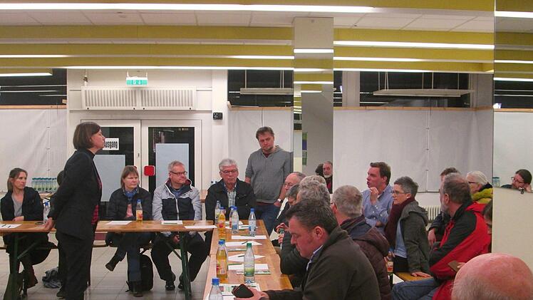 Welcher ist der beste Schulcampus? Im Alten Kaufhaus in Hammelburg entstand ein reger Meinungsaustausch mit den zahlreichen Besuchern der Podiumsdiskussion.  Winfried Ehling