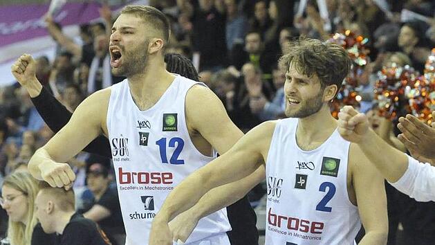 "Made in Franconia": der geb&uuml;rtige Bamberger Christopher Wolf (links) und der geb&uuml;rtige W&uuml;rzburger Constantin Ebert im Coburger Trikot - das wird auch in der kommenden Saison so sein.  Foto: Hagen Lehmann