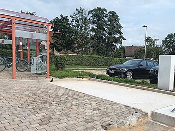 Das vorbereitete Fundament für die Radsammelgarage, den E-Ladeschrank sowie die Radservice-Station in Baunach