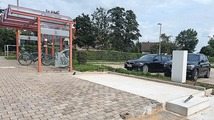 Das vorbereitete Fundament für die Radsammelgarage, den E-Ladeschrank sowie die Radservice-Station in Baunach