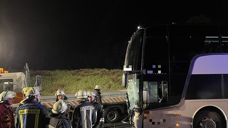 Reisebus aus Belgien fährt auf Baustellenanhänger: 60 Schulkinder aus Belgien an Bord