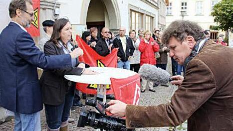 Gabi Pfeufer mit IG-Metallbevollmächtigem Pfeifer bei ihrer Ansprache.
