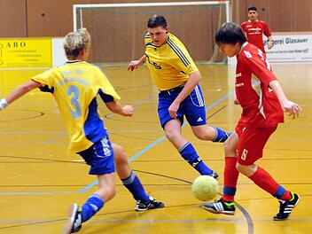 Markus Weisenseel (rechts) vom FC Reichenbach nimmt es gleich mit zwei Gegenspielern auf, nämlich Lucas Beck (links) und Sergej Plugatyrev vom Post-SV Bad Kissingen.  Foto: ssp
