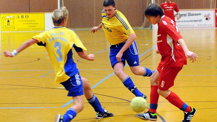 Markus Weisenseel (rechts) vom FC Reichenbach nimmt es gleich mit zwei Gegenspielern auf, nämlich Lucas Beck (links) und Sergej Plugatyrev vom Post-SV Bad Kissingen.  Foto: ssp