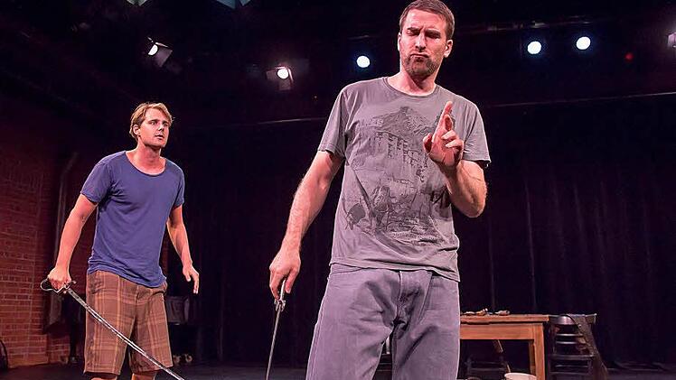 Sönke Schnitzer (links) und Frederik Leberle proben Fechtszenen.