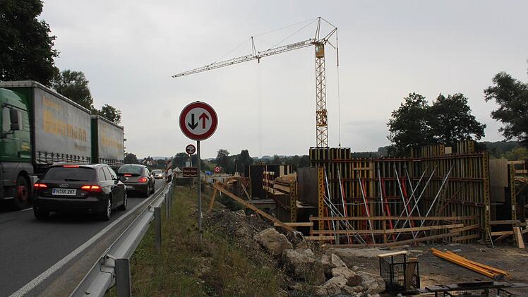 Am "Nadelöhr" der alten Brücke staut sich der Verkehr. Die neue Brücke ist mit einer Fahrbahnbreite von acht Metern problemlos im Gegenverkehr befahrbar. Foto: Hartmann