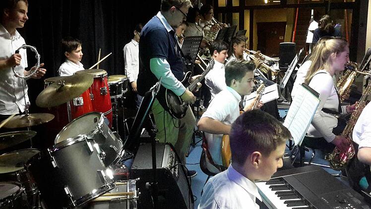 Satter Sound bei jeder Einlage. Die Big Band der Staatlichen Realschule sorgte von Anfang an für hervorragende Stimmung bei der Festveranstaltung.  Foto: Rolf Pralle