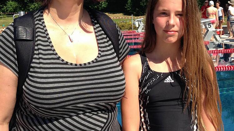 Mutter Alexandra Lenk feuerte Tochter Nadja bei deren vierter Teilnahme vom Beckenrand aus an.  Foto: Daniel Ruppert