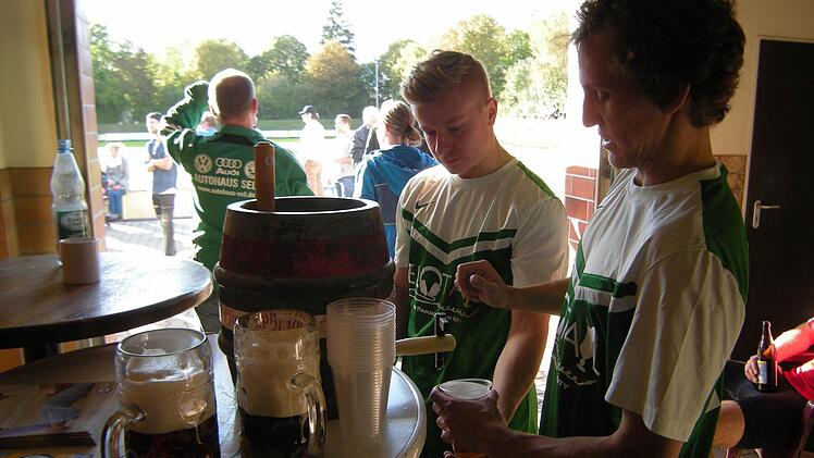 Hammelburgs Spieler g&ouml;nnen sich nach dem 1:0-Sieg gegen BSC Lauter ein k&uuml;hles Blondes.  Foto: ssp