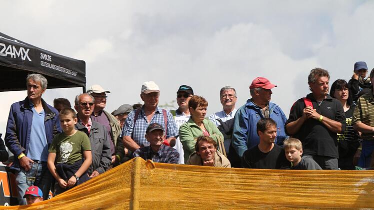 Aufmerksam verfolgen die Fans die Positionskämpfe auf der Strecke.