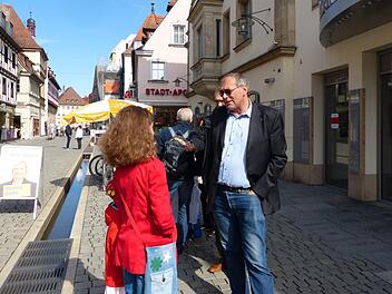 Thomas   Mainusch  suchte  am Samstag  den  Bürgerinnen-Kontakt   auf heimischem Pflaster.Pauline Lindner