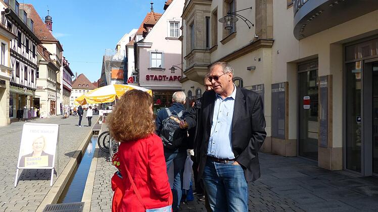 Thomas   Mainusch  suchte  am Samstag  den  Bürgerinnen-Kontakt   auf heimischem Pflaster.Pauline Lindner