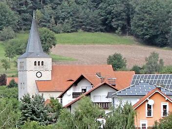 Die aus heimischem Sandstein erbaute Ortskirche St. Matthäus thront über den Häusern von Breitbrunn.  Foto: Günther Geiling