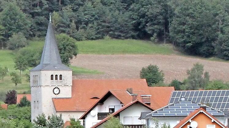 Die aus heimischem Sandstein erbaute Ortskirche St. Matthäus thront über den Häusern von Breitbrunn.  Foto: Günther Geiling