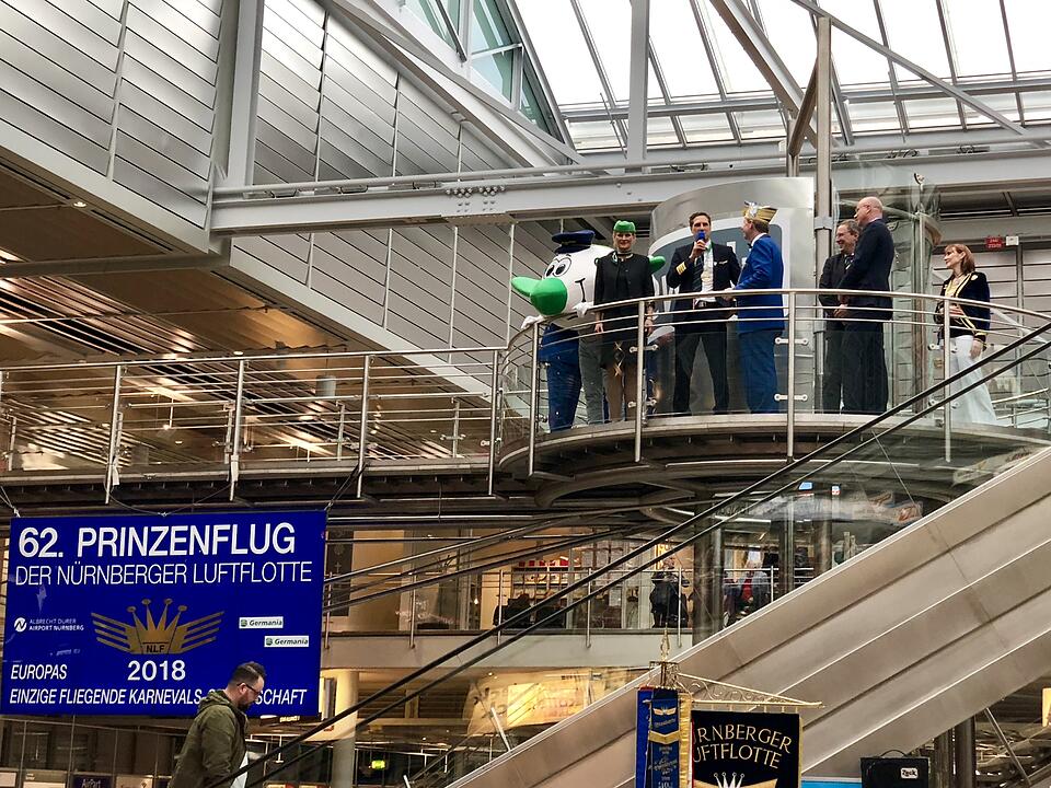 Fasching: Traditioneller Prinzenflug am Nürnberger Flughafen