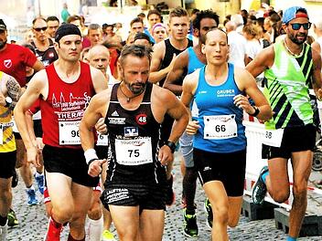Beim Start führen den Langstreckenlauf Felix Mayerhöfer von der DJK Dasswang (Nummer 88), Alexander Finsel vom TV 48 Coburg (Nummer 75) an. Foto: Ulrich Zetzmann