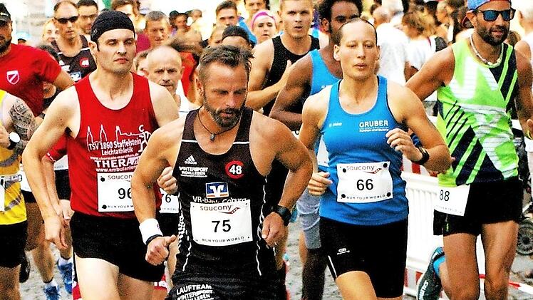 Beim Start führen den Langstreckenlauf Felix Mayerhöfer von der DJK Dasswang (Nummer 88), Alexander Finsel vom TV 48 Coburg (Nummer 75) an. Foto: Ulrich Zetzmann