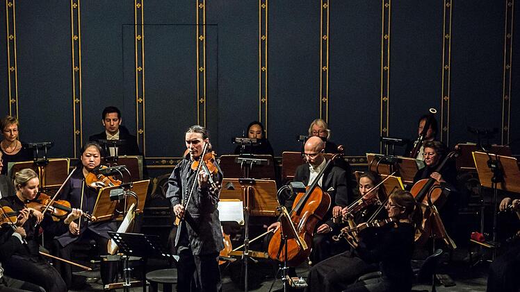 Begeisterten Applaus gab es für Sergey Malov als Solist und Dirigent und für das Philharmonische Orchester beim Sinfoniekonzert im Landestheater Coburg.Foto: Jochen Berger