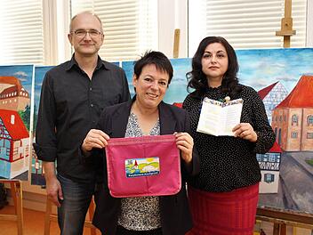 Gästeführerin Christiane Kolbet (Mitte) bei der Spendenübergabe an die Vereinsvorsitzenden Christian Plätzer und Irina Gerschmann Evi Seeger