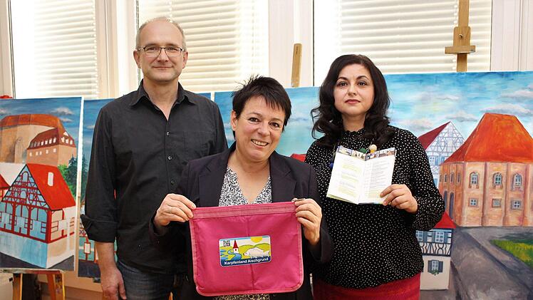 Gästeführerin Christiane Kolbet (Mitte) bei der Spendenübergabe an die Vereinsvorsitzenden Christian Plätzer und Irina Gerschmann Evi Seeger