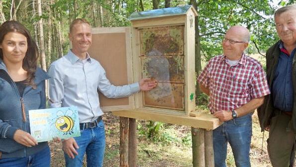 Türchen vorsichtig auf und 5000 Bienen können hautnah beobachtet werden, was als Erste Alexandra Merz von der Gemeinde Meeder, Bürgermeister Bernd Höfer, Helmut Völk vom Thüringerwald-Verein und Betreuer Walter Ebert genossen.  Foto: Doris Weidner