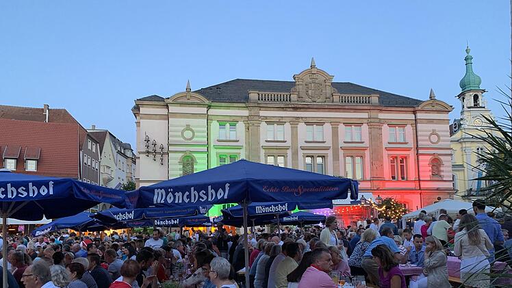 Je später die Nacht, desto romantischer die Stimmung - (National-)Farbenspiele inklusive. Foto: Sonny Adam