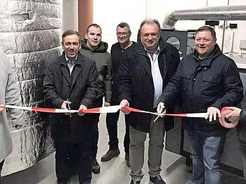 JU-Chef Daniel Martin (von links), Landrat Alexander Tritthart, Christian Schmitt, Betreiber Oliver Schüssler, Walter Nussel, Axel Gotthardt und Gemeinderat Stefan Reif schneiden das Band durch. Fotos: Richard Sänger