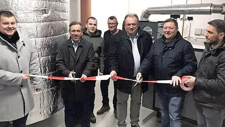 JU-Chef Daniel Martin (von links), Landrat Alexander Tritthart, Christian Schmitt, Betreiber Oliver Schüssler, Walter Nussel, Axel Gotthardt und Gemeinderat Stefan Reif schneiden das Band durch. Fotos: Richard Sänger