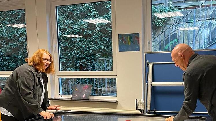 Jana M&uuml;ller und Ernst J. Richter am Airhockey-Tisch
