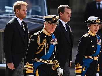 Seine Familie ist für König Charles III. (zweiter von links) unverzichtbar. Vor allem seine Schwester, Prinzessin Anne, vertritt den Monarchen bei zahlreichen Terminen. Ihre Rolle als Zweitgeborene füllt sie damit völlig anders aus als ihr Neffe Prinz Harry (links), der dem Königshaus 2020 den Rücken kehrte.