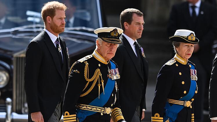 Seine Familie ist für König Charles III. (zweiter von links) unverzichtbar. Vor allem seine Schwester, Prinzessin Anne, vertritt den Monarchen bei zahlreichen Terminen. Ihre Rolle als Zweitgeborene füllt sie damit völlig anders aus als ihr Neffe Prinz Harry (links), der dem Königshaus 2020 den Rücken kehrte.