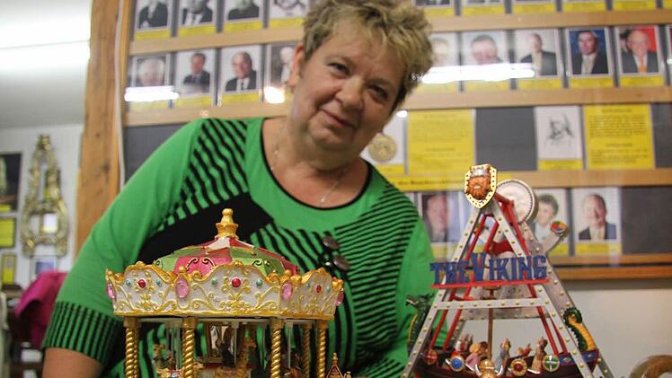 Steffi Eckert aus Seibis zeigt Neuheiten in ihrer Sammlung - in der Viking-Schiffschaukel grölen die Menschen sogar auf Knopfdruck.