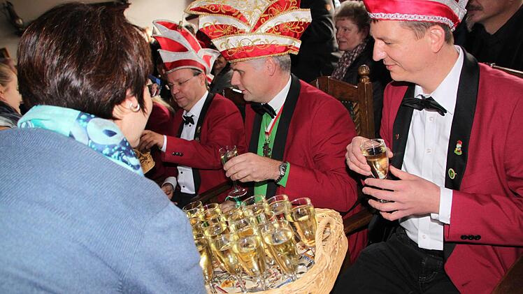 Für die Narren mit den roten Mützen gab's Rotkäppchen-Sekt.