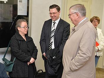 Vor dem Gütetermin: Klägerin Antje Yael Deusel mit ihren Erlanger Anwälten Matthias Trütschel (Mitte) und Martin Reymann-Brauer Foto: Ronald Rinklef