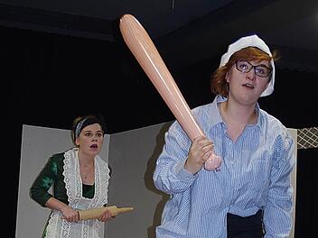In drei Aufführungen zeigte die Theatergruppe des Kaspar-Zeuß-Gymnasiums die Komödie "Amphitryon". Das Bild zeigt eine Szene mit Cleanthis (Stephanie Brand) und Götterbote Merkur (Lilly Geißler). Foto: Schülein