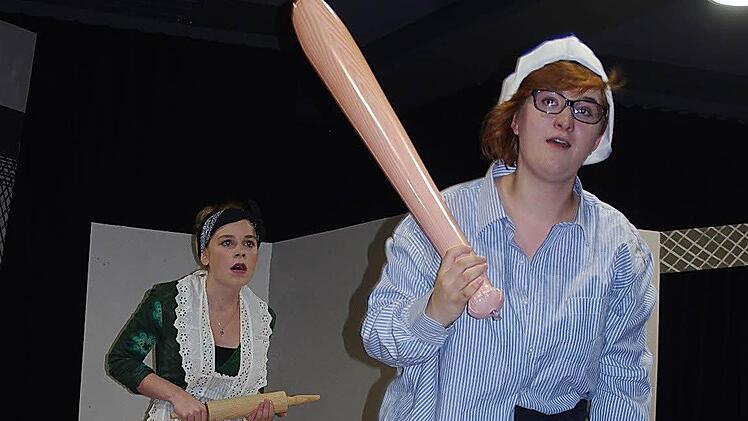 In drei Aufführungen zeigte die Theatergruppe des Kaspar-Zeuß-Gymnasiums die Komödie "Amphitryon". Das Bild zeigt eine Szene mit Cleanthis (Stephanie Brand) und Götterbote Merkur (Lilly Geißler). Foto: Schülein