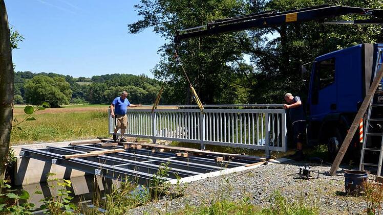 Stück für Stück wuchs in den vergangenen Tage die Brücke Richtung Feuln. Foto: Dieter Hübner