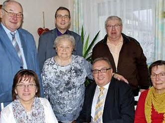 An ihrem 90. Geburtstag hatte Dora Herold prominente Gratulanten. Vorne, von links: Heidi Wich von der Awo, die Jubilarin, stellvertretender Landrat Dieter Schaar und Helga Lindner vom VdK; hintere Reihe, von links: Bürgermeister Dieter Adam, Pfarrer Michael Schaefer und Sohn Gerhard Herold. Foto: Karl Klippel